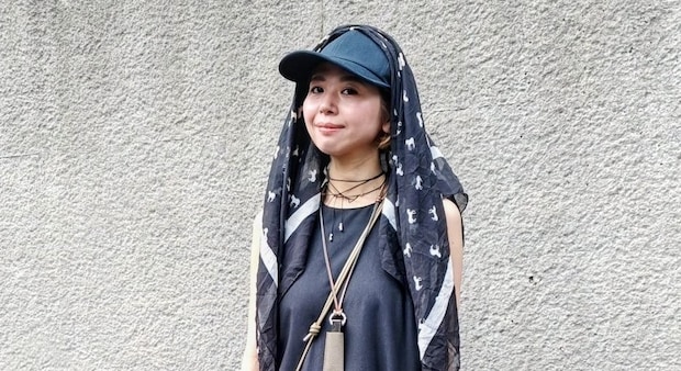 【40代スナップ】重ね着できない季節こそ「革小物」がミニマルワンピにイイ！｜mabuchi maiさん