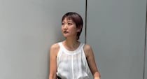 【40代スナップ】酷暑日も快適。白ロングワンピに「ボーダーT腰巻き」で旬顔に！｜萩原美緒さん