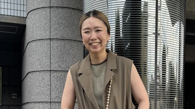 【40代スナップ】夏のワンピコーデは「同系色レイヤード」でスッキリ決めて！｜仲林智佳さん