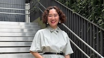 【40代スナップ】爽やかカラー「Aラインシャツワンピ」が街でも旅先でも活躍！｜志波かよこさん