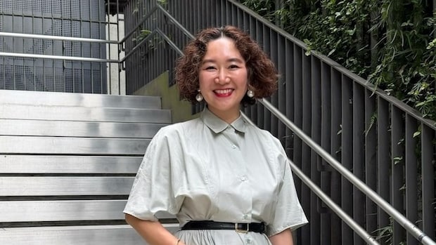 【40代スナップ】爽やかカラー「Aラインシャツワンピ」が街でも旅先でも活躍!|志波かよこさん