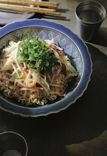インスタント麺でアレンジ！ スイートチリソースの甘辛味がいい『ミーゴレン風混ぜ麺』レシピ