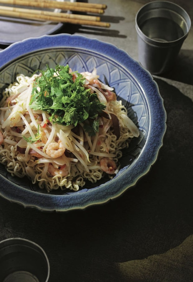 インスタント麺でアレンジ! スイートチリソースの甘辛味がいい『ミーゴレン風混ぜ麺』レシピ