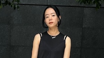 【40代スナップ】真夏の「ブラックワンピ」には「シルバー小物」が断然映えます！｜佐藤果林さん