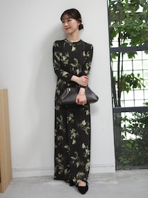 【40代スナップ】小物使いが鉄則です！ 1枚で決まる大人の「大胆柄ワンピ」｜古橋菜摘さん