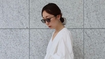 【40代スナップ】ドラマチックな「ミニ丈ワンピ」に「デニム」で甘さ控えめが気分！｜林夏紀さん