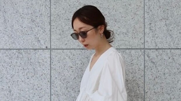 【40代スナップ】ドラマチックな「ミニ丈ワンピ」に「デニム」で甘さ控えめが気分!|林夏紀さん