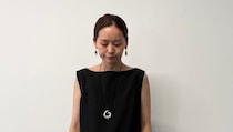 【40代スナップ】シルエット美な「ブラックワンピ」はミニマルに着て洗練見せ！｜田中ゆかりさん