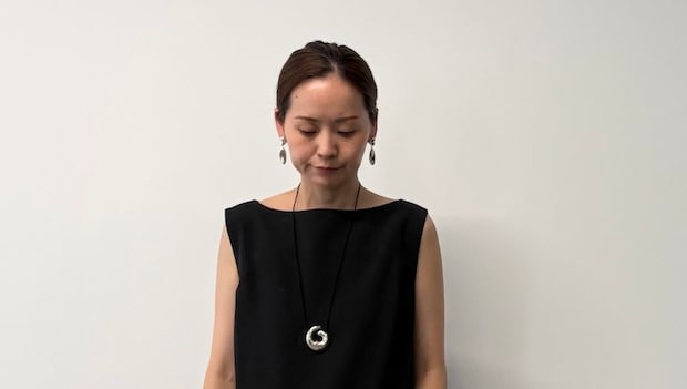 【40代スナップ】シルエット美な「ブラックワンピ」はミニマルに着て洗練見せ!|田中ゆかりさん