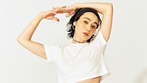 【白Tとデニム】を40代が「大人ギャル」に着るには「短丈T」に「ボリュームデニム」がカギ！