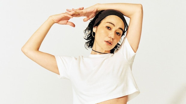 【白Tとデニム】を40代が「大人ギャル」に着るには「短丈T」に「ボリュームデニム」がカギ！