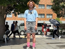 ちょいギャルな足元がポイント。個性炸裂の小物でTシャツコーデを最高に楽しもう【メンズスナップ】