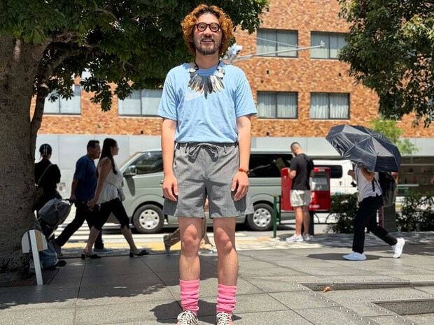 ちょいギャルな足元がポイント。個性炸裂の小物でTシャツコーデを最高に楽しもう【メンズスナップ】
