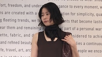 【40代スナップ】夏のシンプルワンピに「スカーフ」使いが華やかに決まる！｜西村亜紗子さん