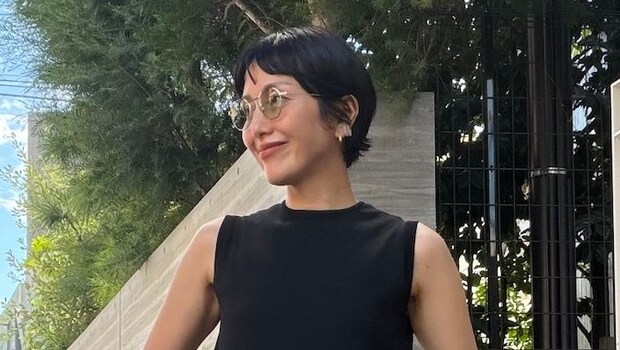 【40代スナップ】レディな夏ワンピに「ウエストポーチ」投入でメリハリが爆誕！｜早川洋子さん