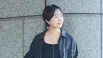 【40代スナップ】上品マキシワンピに「ウエストポーチ」投入で最高のヌケ感演出！｜阿部亜耶さん
