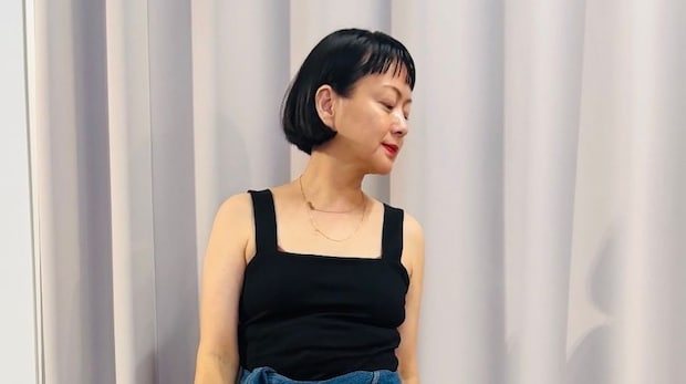 【40代スナップ】夏ブラックワンピの季節感が「デニムの腰巻き」で即アプデします|髙本千晶さん