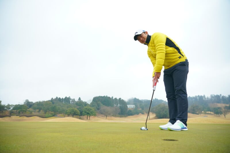 スタンスは「真っすぐにしない」が正解!パッティングのコツを解説