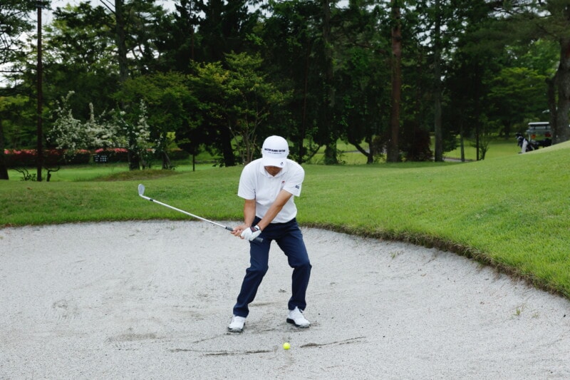 バンカーが苦手な人は「アドレス」に問題あり！簡単に脱出するコツは…