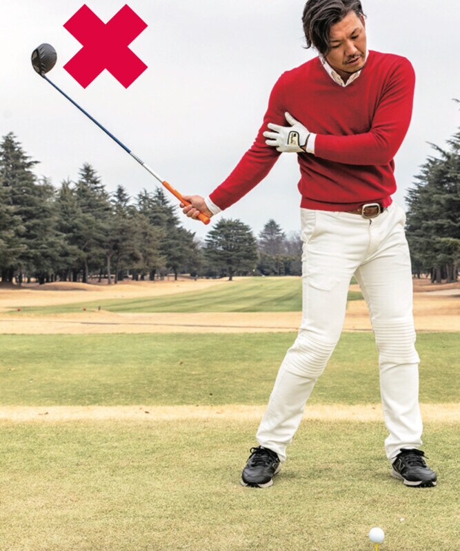 スイングが不安定な原因は「両ワキを締めている」から！正解は「右ワキ」だけ