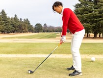 スイングが不安定な原因は「両ワキを締めている」から！正解は「右ワキ」だけ