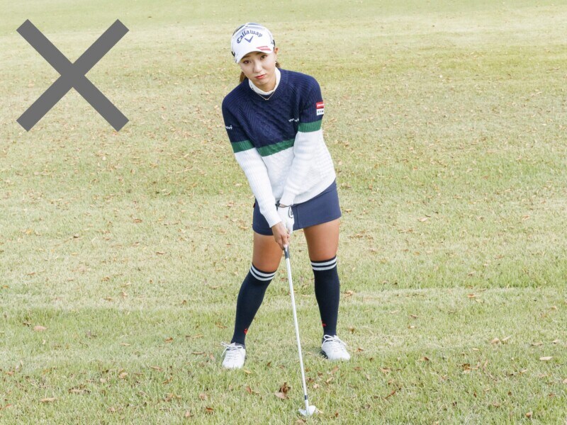 ツマ先上がりのライでは「ボールに近づいてカカト体重」が正解！