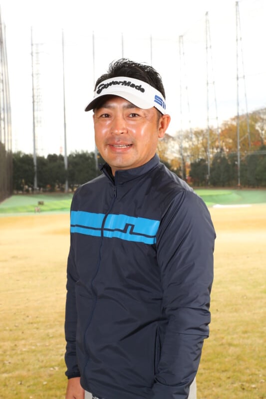 アプローチでダフリ・トップが出るなら右手を「く」の字に曲げてみよう