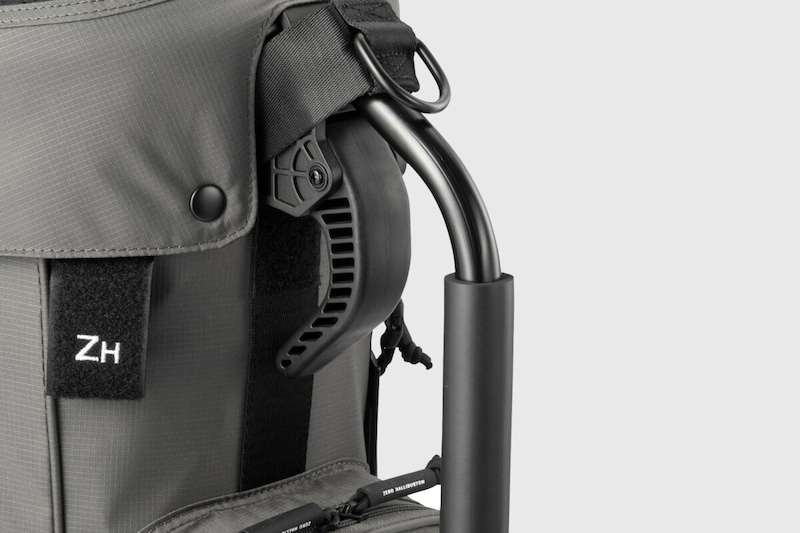 片手でスタンドが展開する⁉手軽なのに安定性バツグンなキャディバッグ