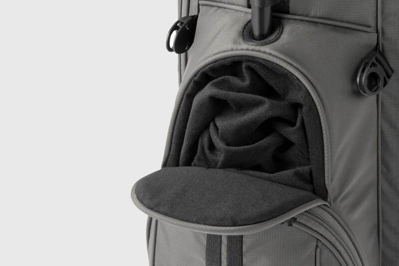 片手でスタンドが展開する⁉手軽なのに安定性バツグンなキャディバッグ