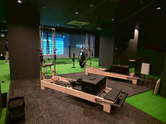 正しい身体の使い方を知って上達しよう！ゴルフ練習場に導入されたあるものって？