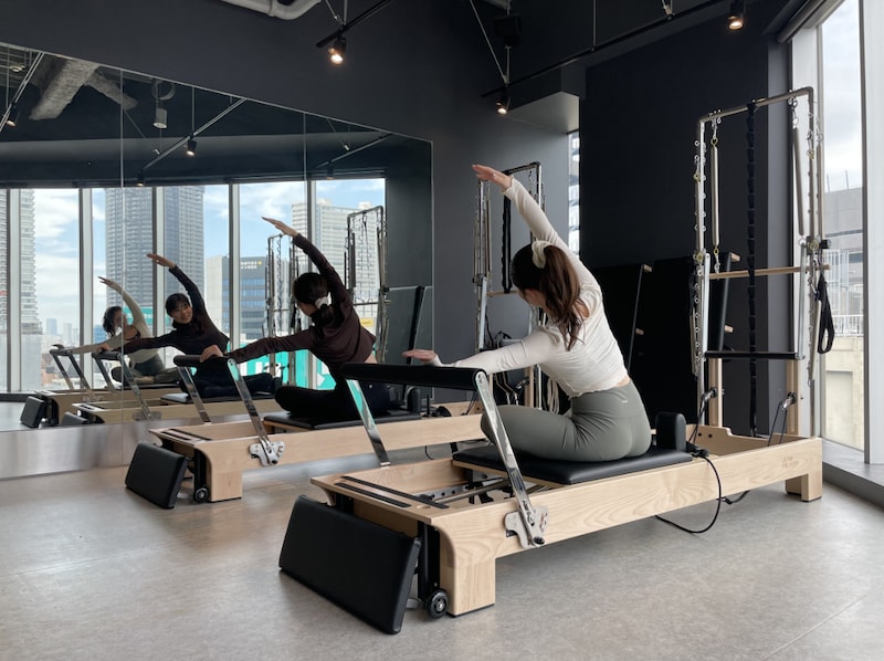 正しい身体の使い方を知って上達しよう！ゴルフ練習場に導入されたあるものって？