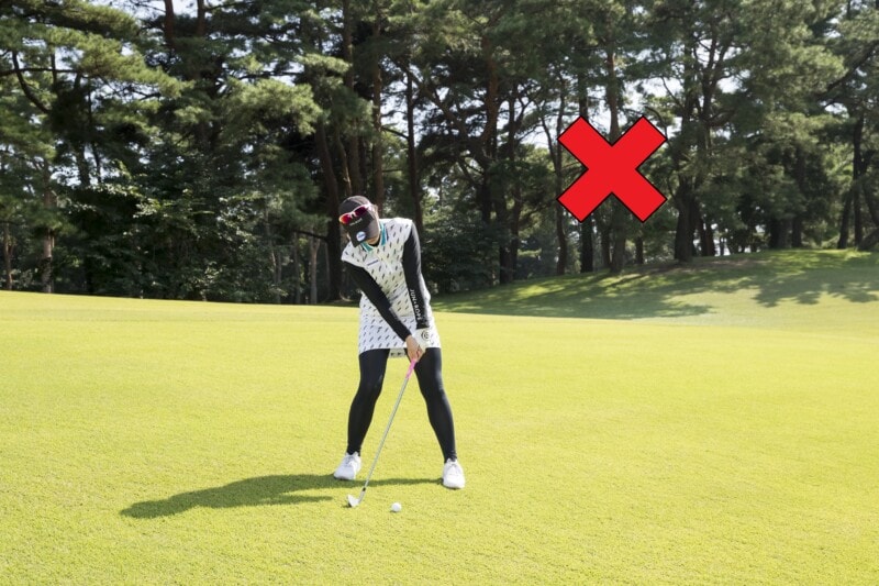 傾斜地ショットは「一歩踏み出す」と安定する！ブレによるミスをなくすコツ