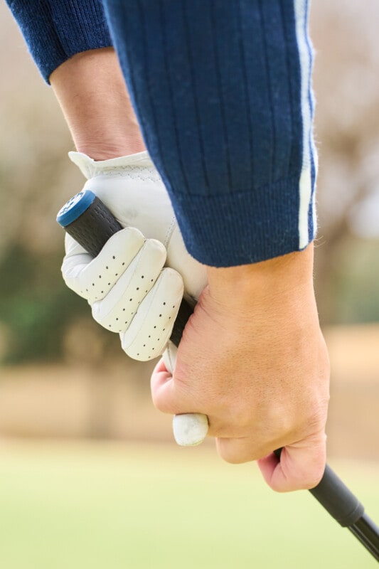 冬でもティーショットを飛ばす秘けつは？グリップは「間隔をあけて…」