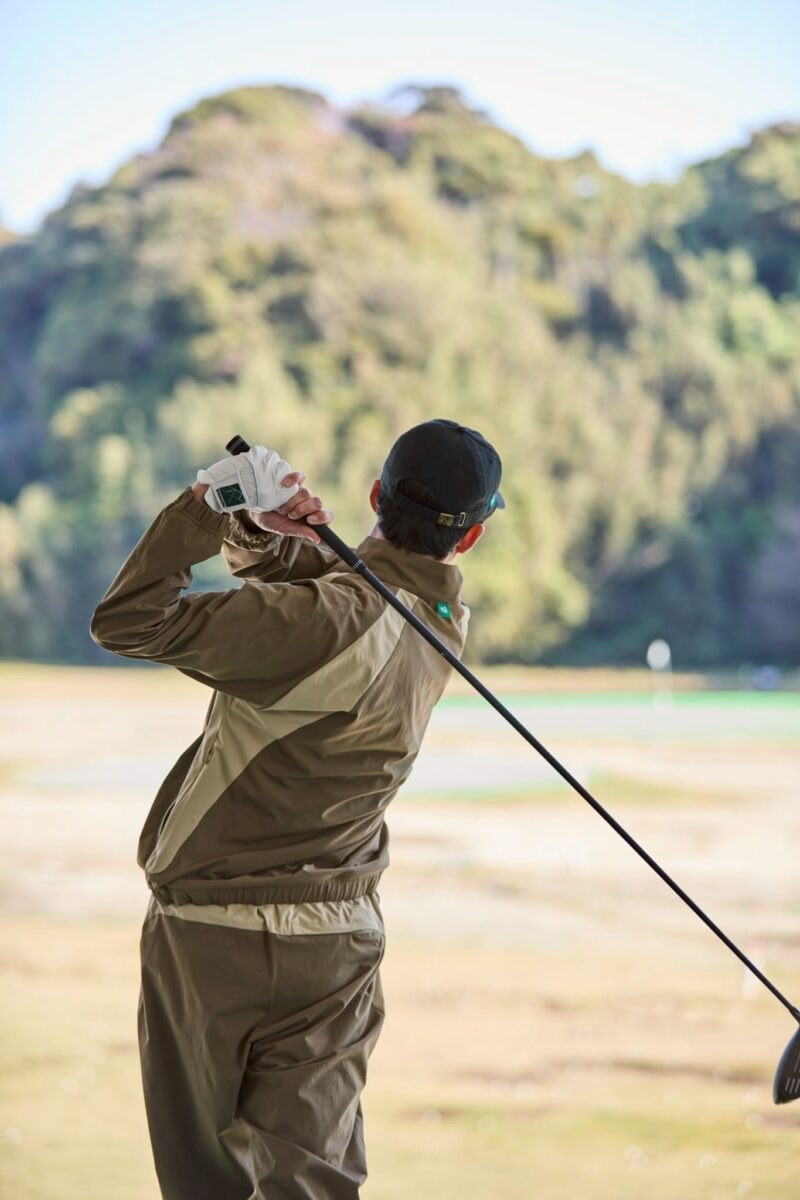 いつものゴルフウェアに飽きたなら「ラフなのに上品」な大人のオシャレを楽しんで