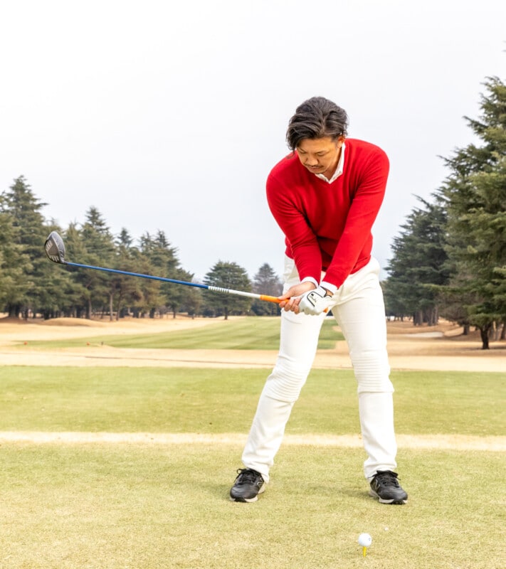 両ワキを締めてスイングしてない？ドライバーは「右ワキ」だけ締めれば方向性アップ