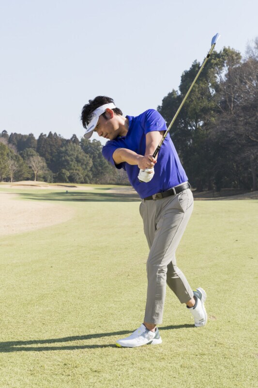 「手を使って打つ」とアイアンが上達する！傾斜地でも安定するコツは…