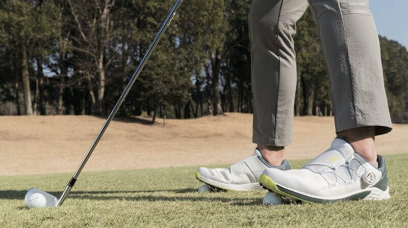 「手を使って打つ」とアイアンが上達する！傾斜地でも安定するコツは…