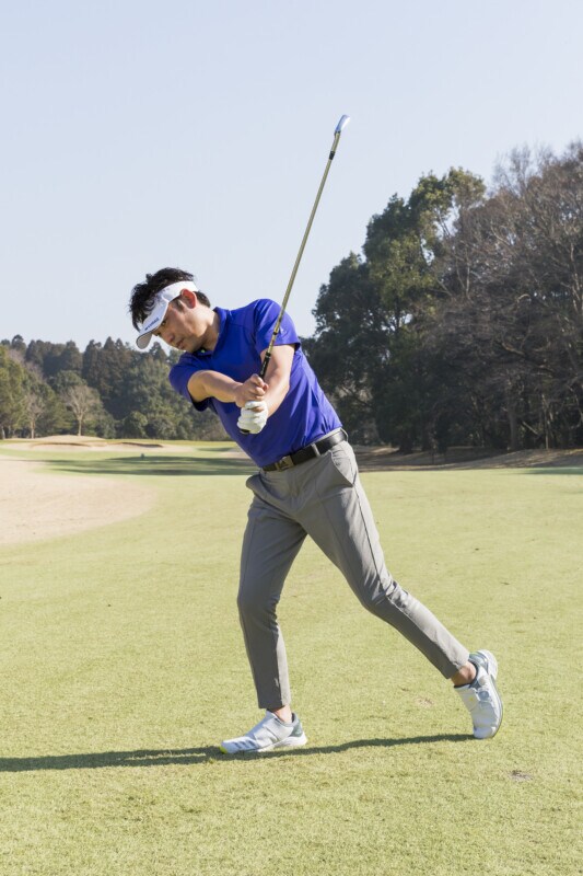 「手を使って打つ」とアイアンが上達する！傾斜地でも安定するコツは…