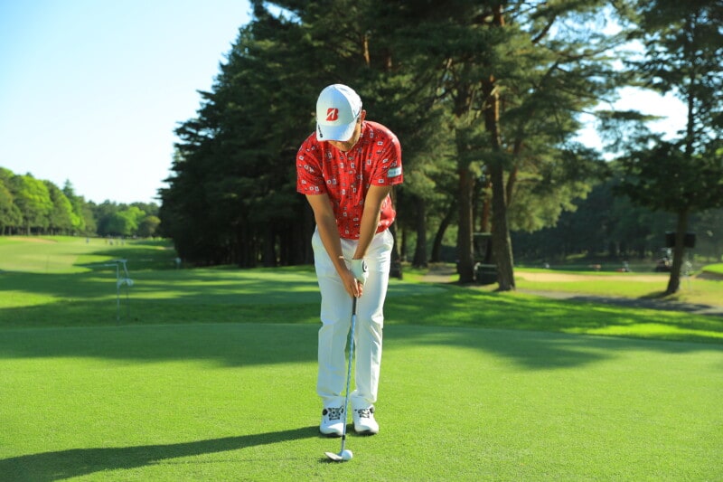 確実にピンに寄せる打ち方を男子プロが解説！ポイントは「フェースの向き」