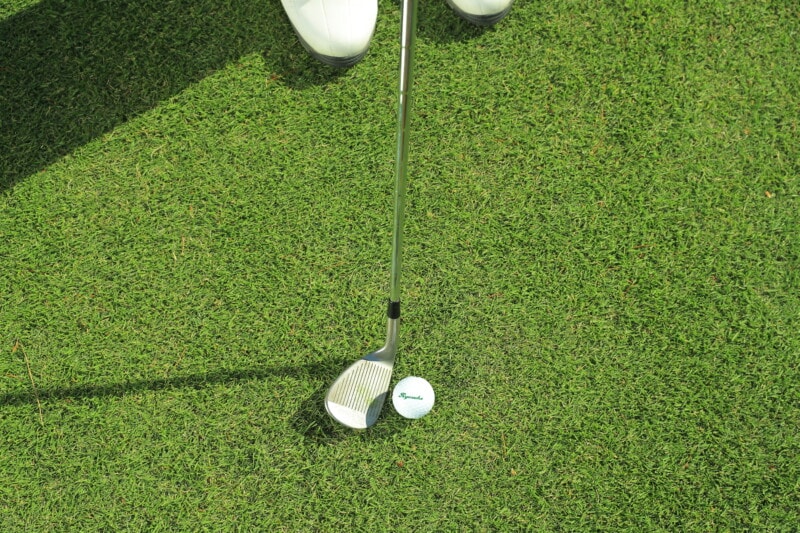 確実にピンに寄せる打ち方を男子プロが解説！ポイントは「フェースの向き」