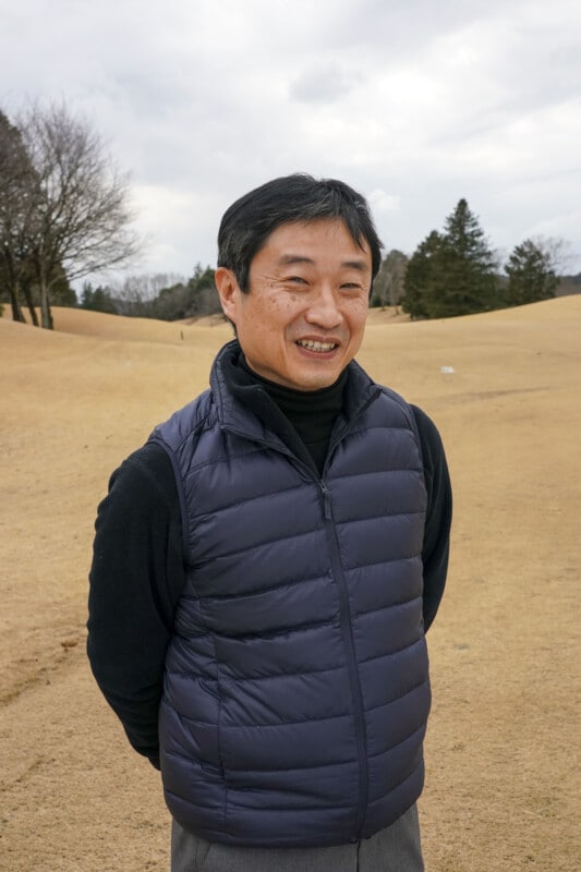 どっちが正解？左足上がりのアプローチは「低い球」で寄せよう