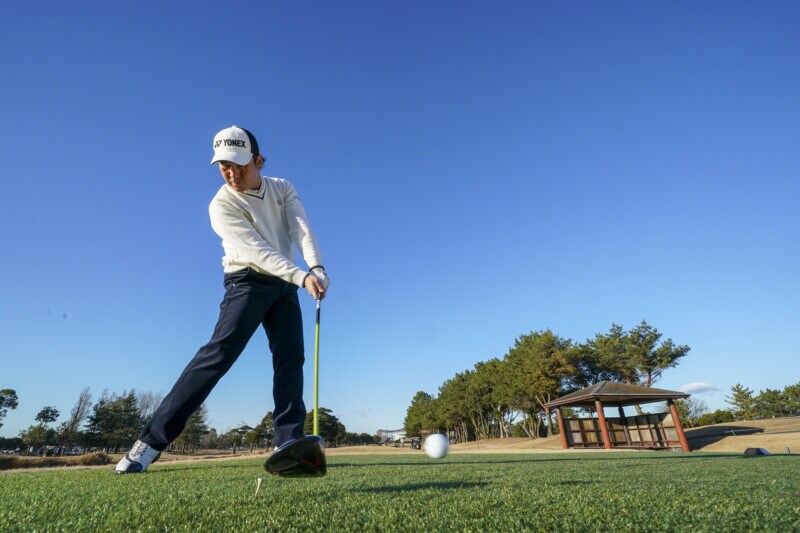 真っすぐ飛ばしたいティーショットは「クラブを短く持つ」が正解！
