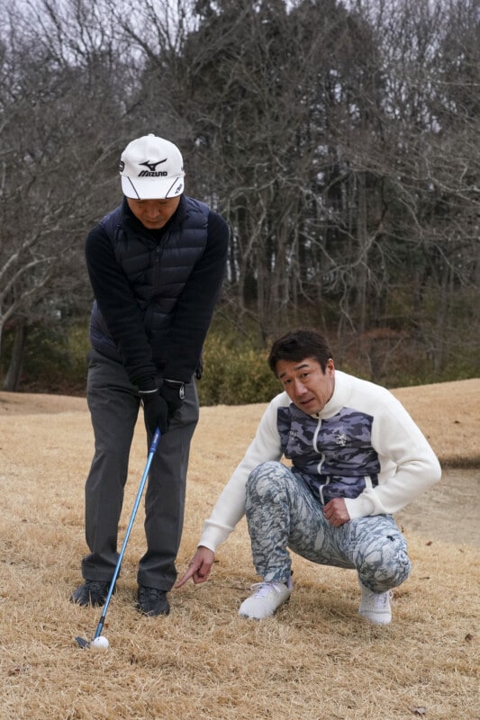 左足下がりでダフらないコツは？ボールを左にセットしよう