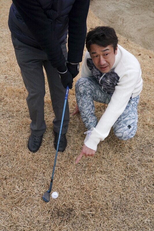 左足下がりでダフらないコツは？ボールを左にセットしよう