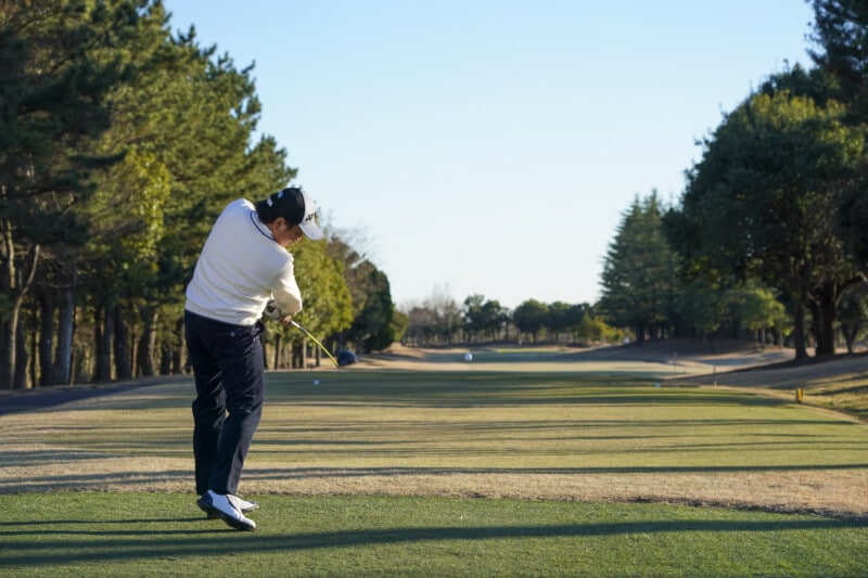 身体が動かない冬でもティーショットを真っ直ぐ打つコツは？