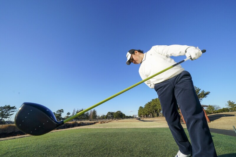 球を曲げずに飛ばすコツは？ハンドファーストで打つテクニックを解説