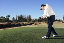 球を曲げずに飛ばすコツは？ハンドファーストで打つテクニックを解説