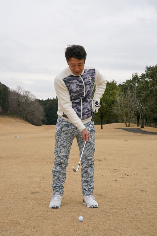 短い距離を転がすコツは「ほうきで掃くような動き」人気コーチが解説