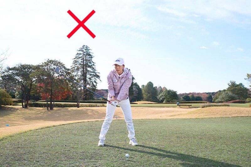 体が硬い人は「カカトを上げる」と大きく飛ぶ!すぐ実践できるドライバーのコツ