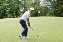 「グリップエンドをヘソに向ける」と狙った方向に打てる！人気コーチが解説